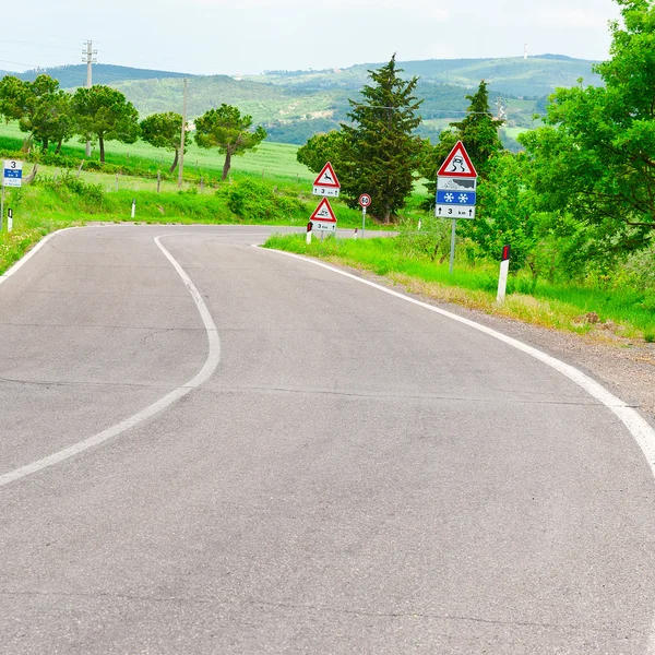 Asfalterad väg i Toscana — Stockfoto