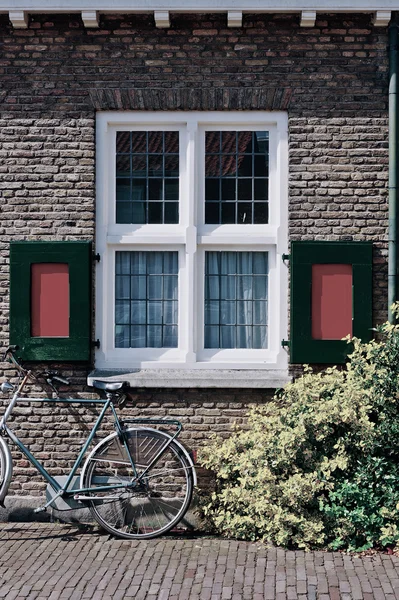 Окно в Голландии — стоковое фото