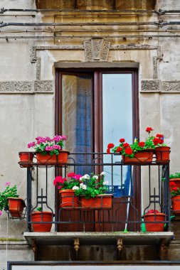 Çiçekli İtalyan balkonu.
