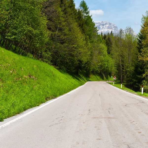 Alplerde yol — Stok fotoğraf