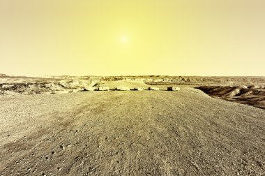 Çöl kayalık tepede