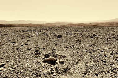 Çöl kayalık tepede