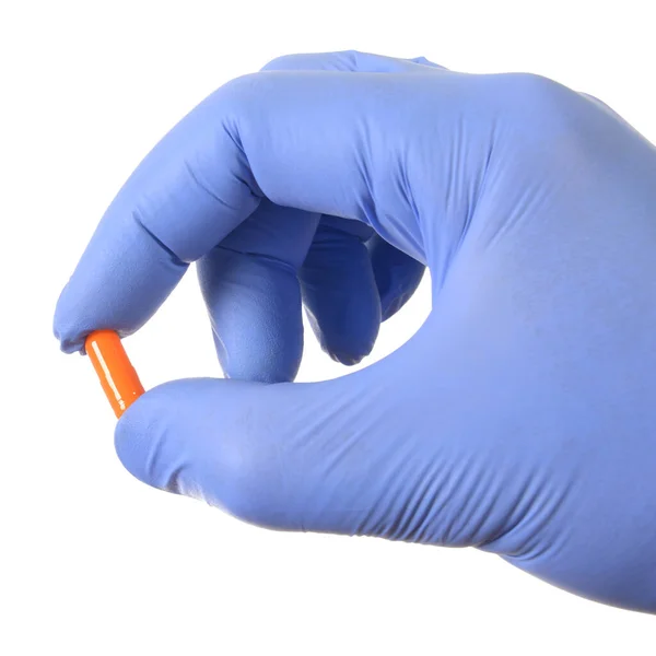 Χέρι Στο Λατέξ Ιατρικό Γάντι Κρατώντας Ένα Χάπι Που Απομονώνονται — Φωτογραφία Αρχείου