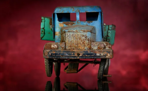 Vieux Jouet Rouillé Sur Fond Rouge Camion Bascule Jouet Pour — Photo