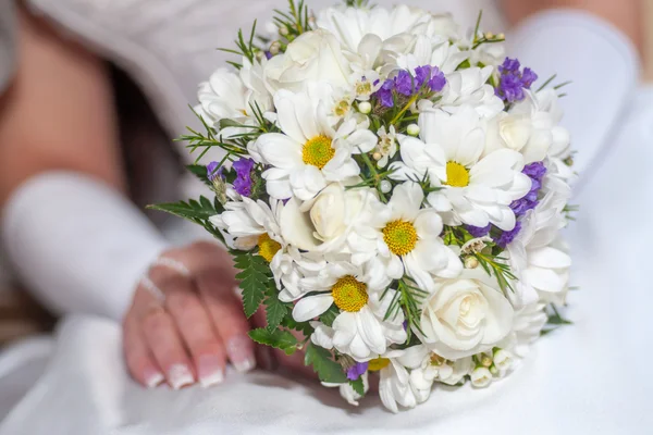 Bride holding  bouquet — Stock Photo, Image