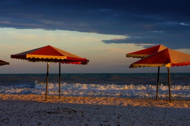 Kötü havada boş plaj