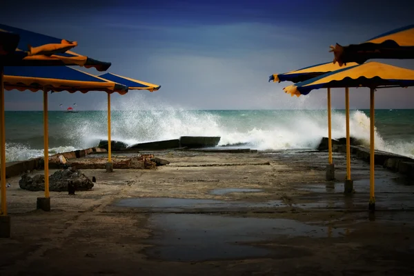 Lege strand bij slecht weer — Stockfoto