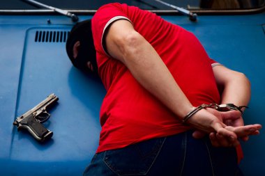 Silahlı suçlu tutuklamak