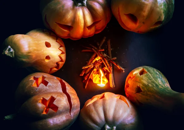 Sechs Halloween Kürbisse Versammelten Sich Dunkeln Ein Kleines Feuer — Stockfoto