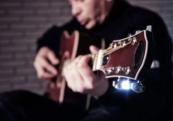 Dorosły Mężczyzna Gra Klasyczne Drewniane Gitara Akustyczna Zbliżenie — Zdjęcie stockowe