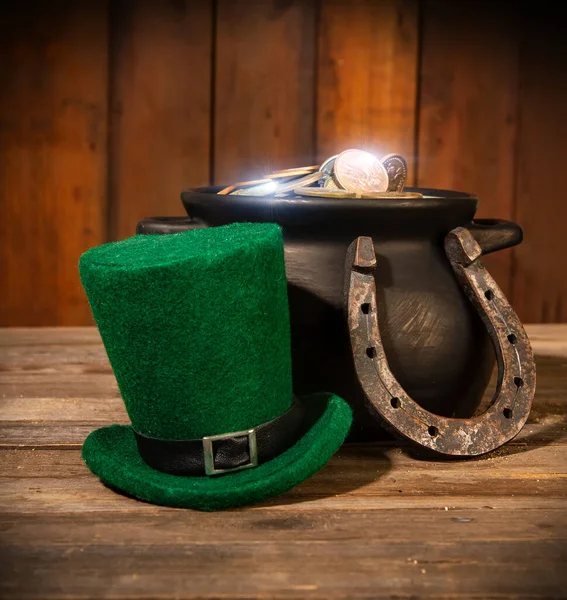 Tesoro Una Pentola Nera Cappello Leprecauno Verde Tavolo Legno Accanto — Foto Stock