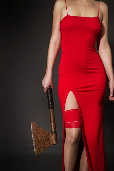 Chica Elegante Delgada Vestido Noche Rojo Con Hacha Hierro Enorme —  Fotos de Stock