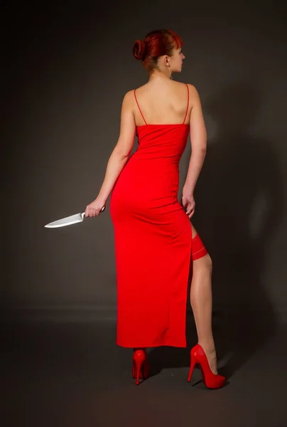 Menina Elegante Vestido Noite Vermelho Segura Sua Mão Uma Faca — Fotografia de Stock