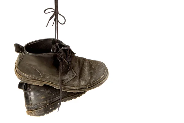 Старые Потрепанные Кожаные Туфли Висят Шнурках Белом Фоне — стоковое фото