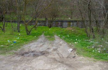 Nikolaev, Ukrayna - 06 Nisan 2021: Parkta çöp. Çöpler, boş ambalajlar, insanların parkta dinlendikten sonra bıraktıkları ambalajlar.