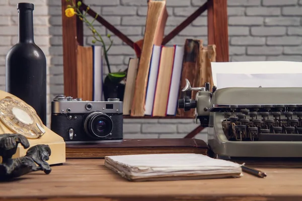 Old Workplace Writer Correspondent Typewriter Phone Camera Notepad — Stock Photo, Image