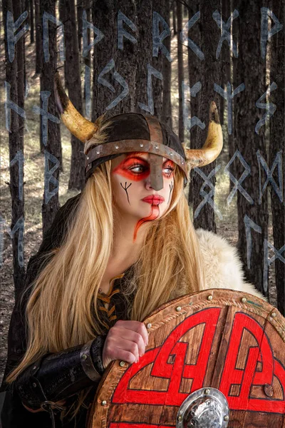 Una Hermosa Chica Vikinga Rubia Casco Con Cuernos Está Pensativamente — Foto de Stock