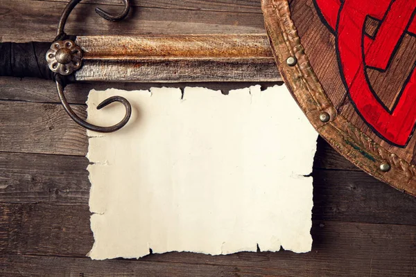 Fondo Medieval Vintage Con Espada Escudo Hoja Blanco Papel Tarjeta —  Fotos de Stock