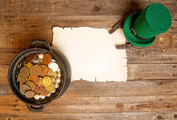 Foglio Bianco Vecchio Papiro Ingiallito Cappello Leprechaun Ferro Cavallo Pentola — Foto Stock