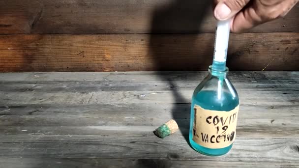 Špinavá Řemeslná Láhev Falešnou Koronavirovou Vakcínou Vyrobenou Nehygienických Podmínkách Injekční — Stock video