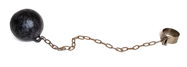 铁链上的重金属球和囚犯或奴隶用白色背景隔离的紧固件 — 图库照片
