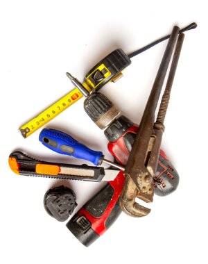 Beyaz arka planda eski ama gerekli ev aletleri.