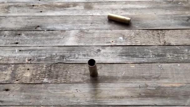 Két Fém Töltényhüvely Egy Régi Vadászpuskából Leesett Miután Tüzelt Újratöltődött — Stock videók