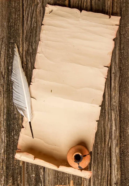 Rotolo Carta Con Posto Penna Testo Scrittura Calamaio Tavolo Legno — Foto Stock