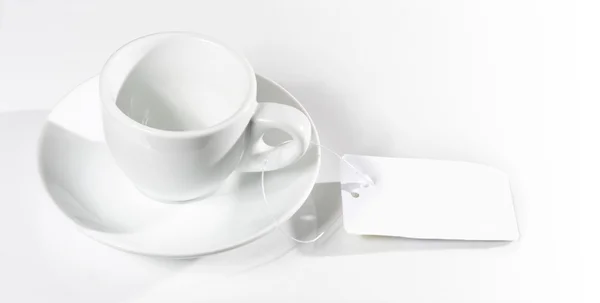 Белая чашка с этикеткой — стоковое фото