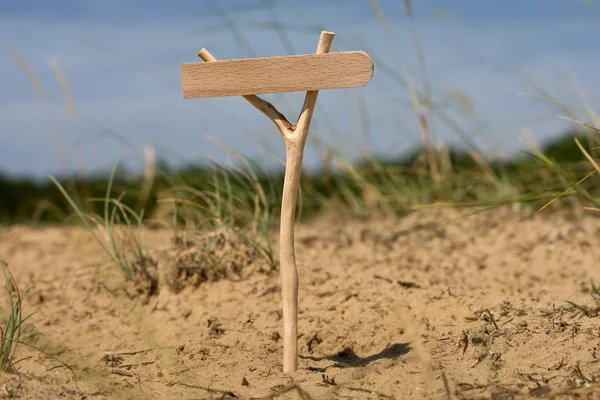 Puntero de madera en bosque y hierba — Foto de Stock