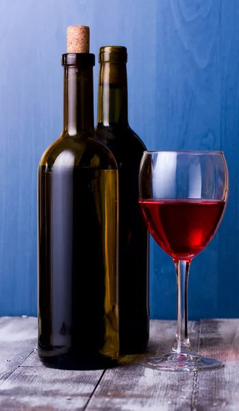 Vino blanco y tinto y copa de vino — Foto de Stock