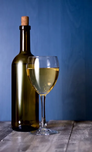 Vino blanco y copa de vino — Foto de Stock
