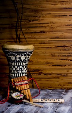 Tam-Tam ve iki flüt