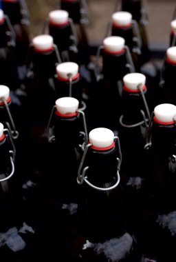 ev yapımı alkol ile şişe