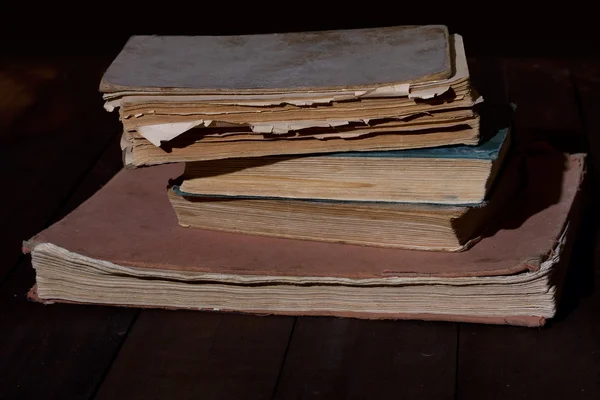 Oude gescheurde boeken — Stockfoto