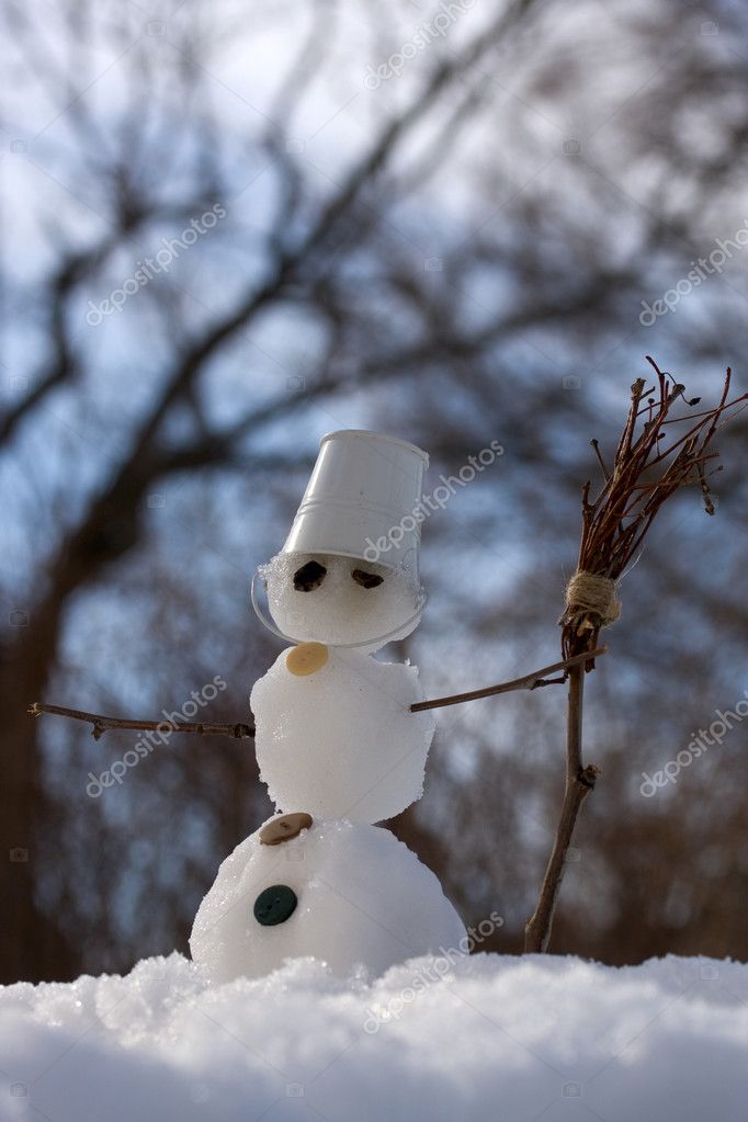 https://st2.depositphotos.com/1000324/9831/i/950/depositphotos_98318752-stock-photo-little-snowman-with-broom.jpg