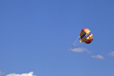 Mavi gökyüzünde parasailing