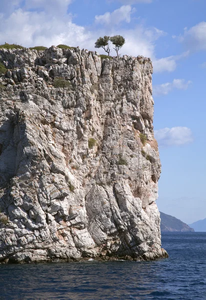 陡峭的悬崖，从海上升起 — 图库照片