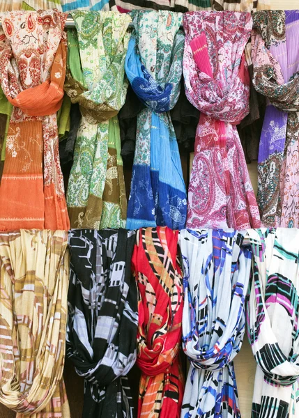在市场中的围巾 — 图库照片
