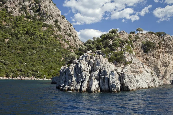 Klippen im Meer — Stockfoto