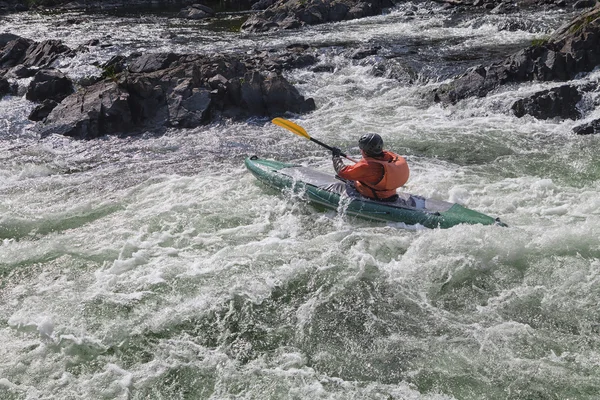 Kayaker en aguas bravas — Foto de Stock