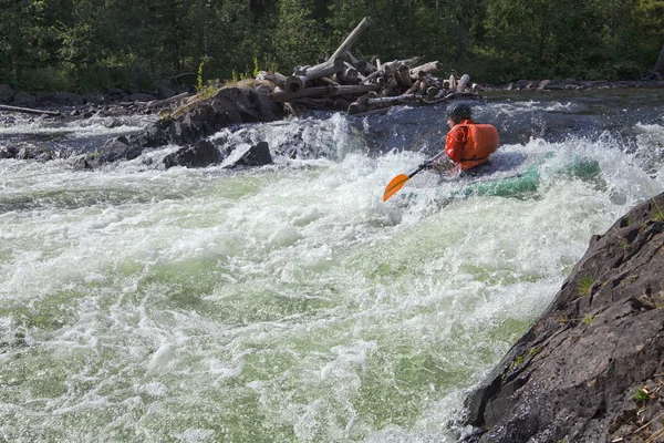 Kayaker в whitewater — стокове фото