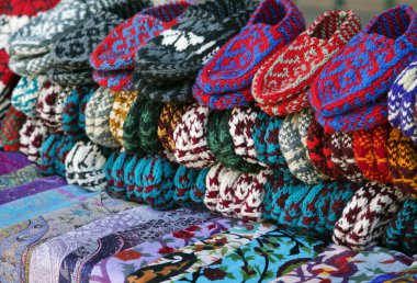 Eşarp ve örgü terlik bir semt pazarı, Özbekistan