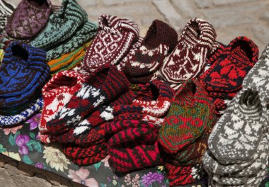 Örgü terlik bir semt pazarı, Özbekistan