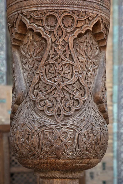 Gesneden houten kolom, Oezbekistan — Stockfoto