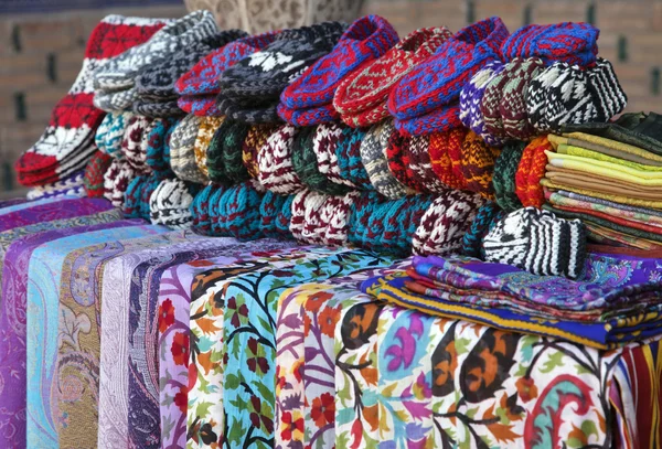 Cachecóis e chinelos de malha em um mercado de rua, Uzbequistão — Fotografia de Stock