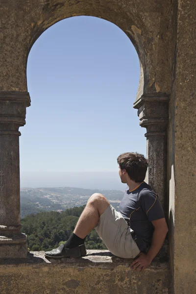 Mladý muž v arabské klenby paláce Pena, Sintra — Stock fotografie