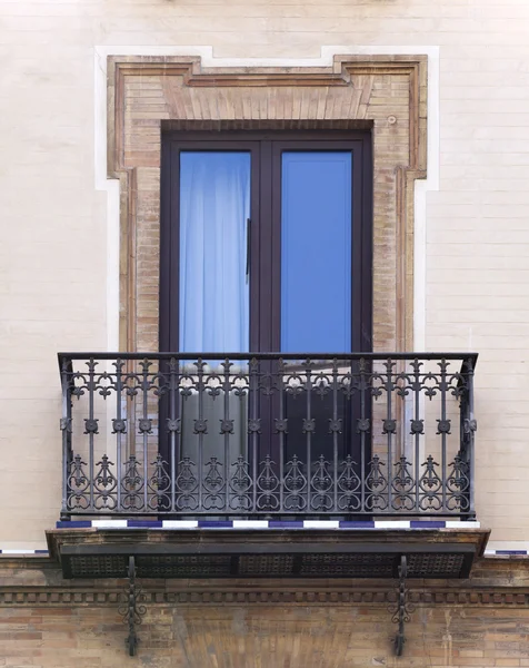 Балкон дома в Севилье — стоковое фото