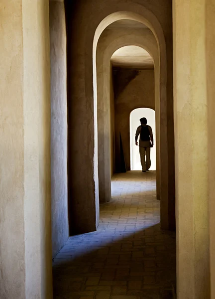 Tourist in archway — Stock Photo, Image