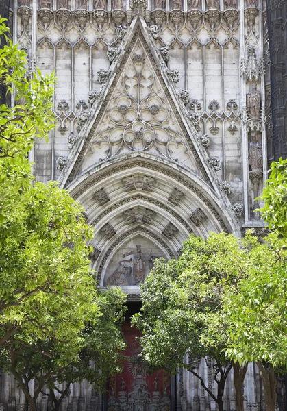 Tür der Kathedrale von Sevilla, Spanien — Stockfoto